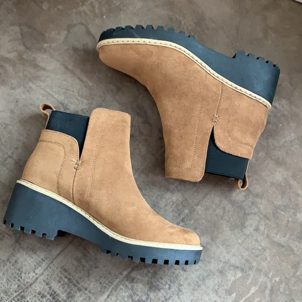 ❌SOLD❌Dolce Vita Chelsea Boots - Picture 1 of 6
